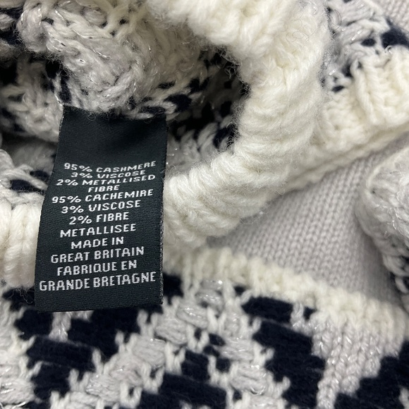 CHANEL GREY / NAVY / SILVER METALLIC CC LOGO CASHMERE KNIT BEANIE AND ARM WARMER - Picture 9 of 14